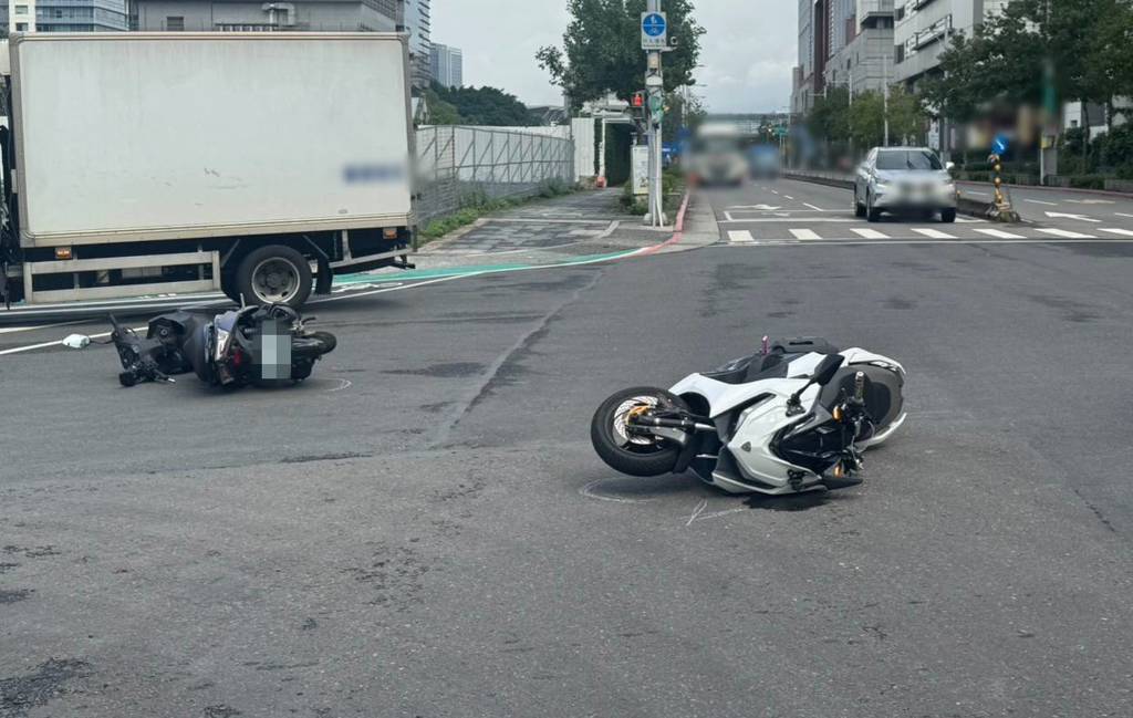 台北市南港區市民大道八段與南港路二段41巷口，5日下午發生一起驚險的機車碰撞事故。（圖／簡銘柱翻攝）