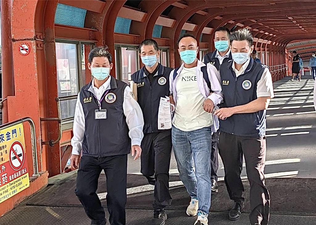 陸男扛5星旗闖金門縣府遭遣返　登船高喊「打倒台獨」