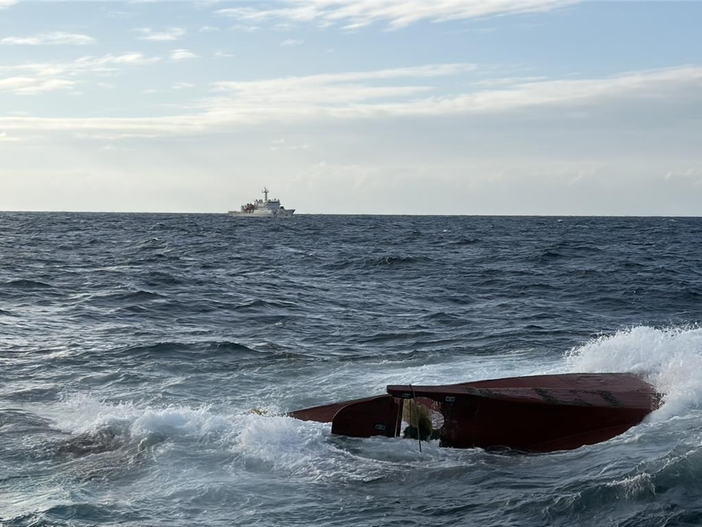 基隆籍漁船立發168號6日凌晨出港，在富貴角外海作業時，午間不明原因突然沉沒，船上6人僅3人獲救，另包括胡姓台籍船長及2名漁工失蹤，海巡署與附近的漁船正在進行海空聯合搜救。（海巡署提供／張志康基隆傳真）