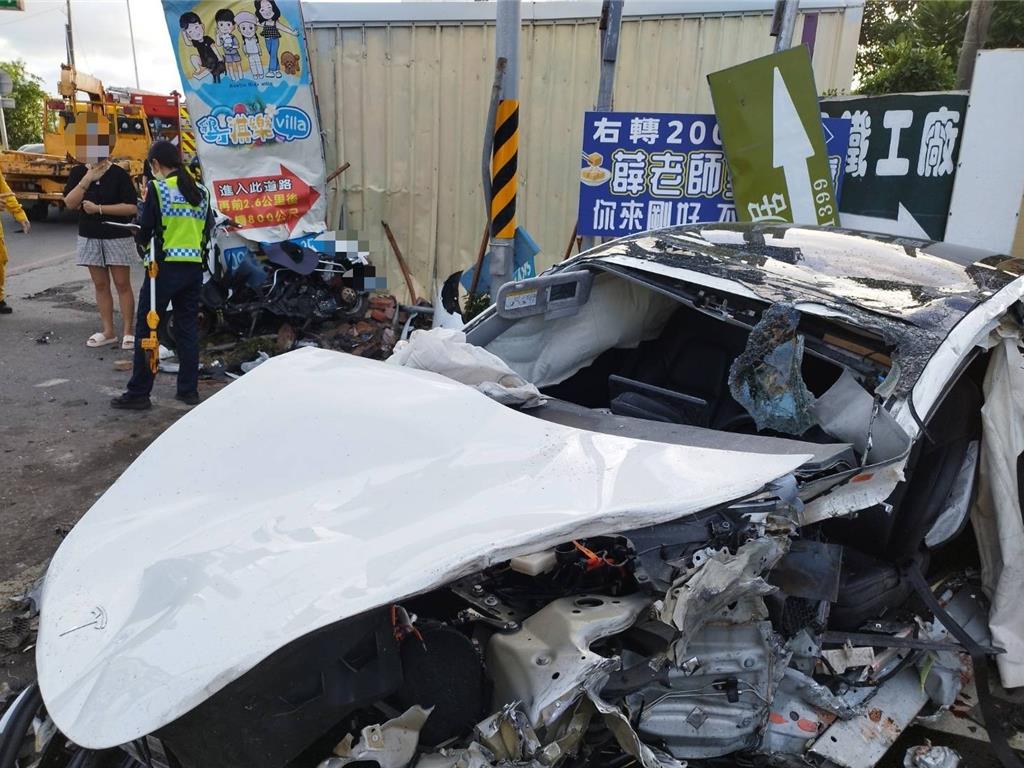 屏東縣恆春鎮6日下午發生一起嚴重車禍，一輛特斯拉追撞水泥預拌車後噴飛撞到路旁「4貼機車」，共有3大4小受傷，當中受困車內的男子無生命跡象。（屏東消防局提供／謝佳潾屏東傳真）