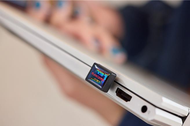 低調的外觀設計讓超迷你的Sandisk隨身碟插上裝置後幾乎與機身齊平。（圖／Sandisk）