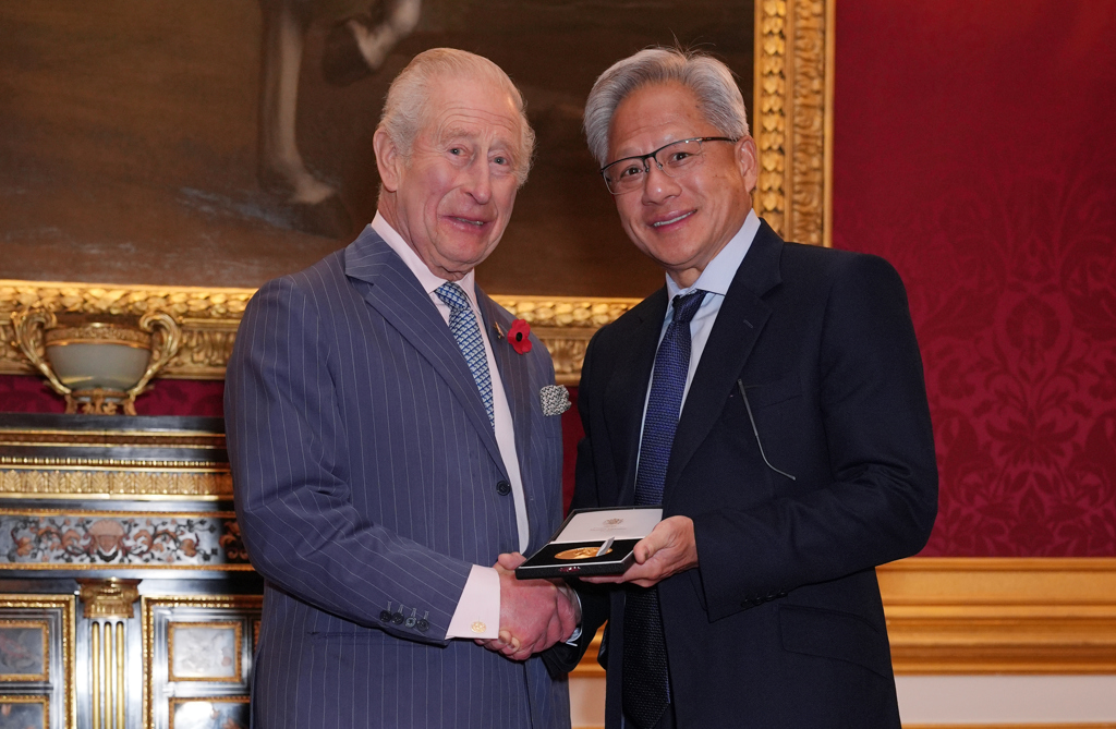 黃仁勳獲英王接見領獎！查爾斯一開口令他震驚