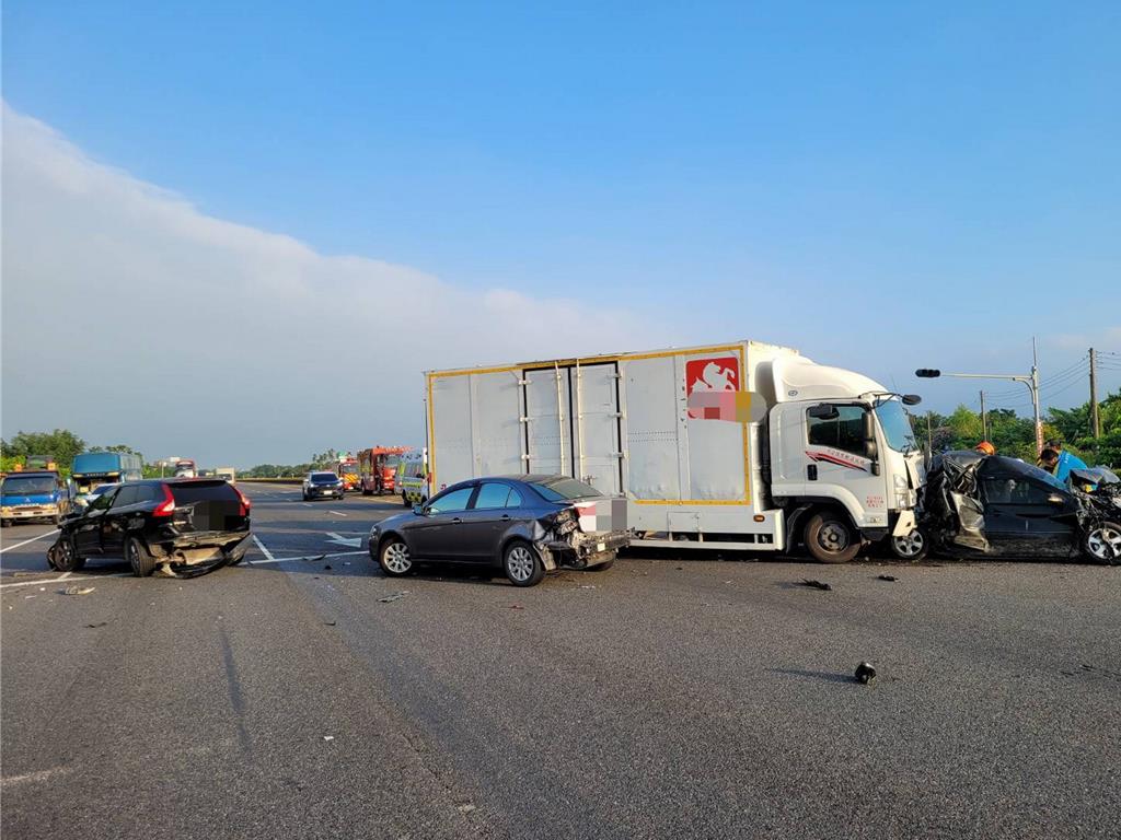  疑陽光刺眼釀禍 屏東佳冬戰備跑道大貨車追撞5車釀3傷