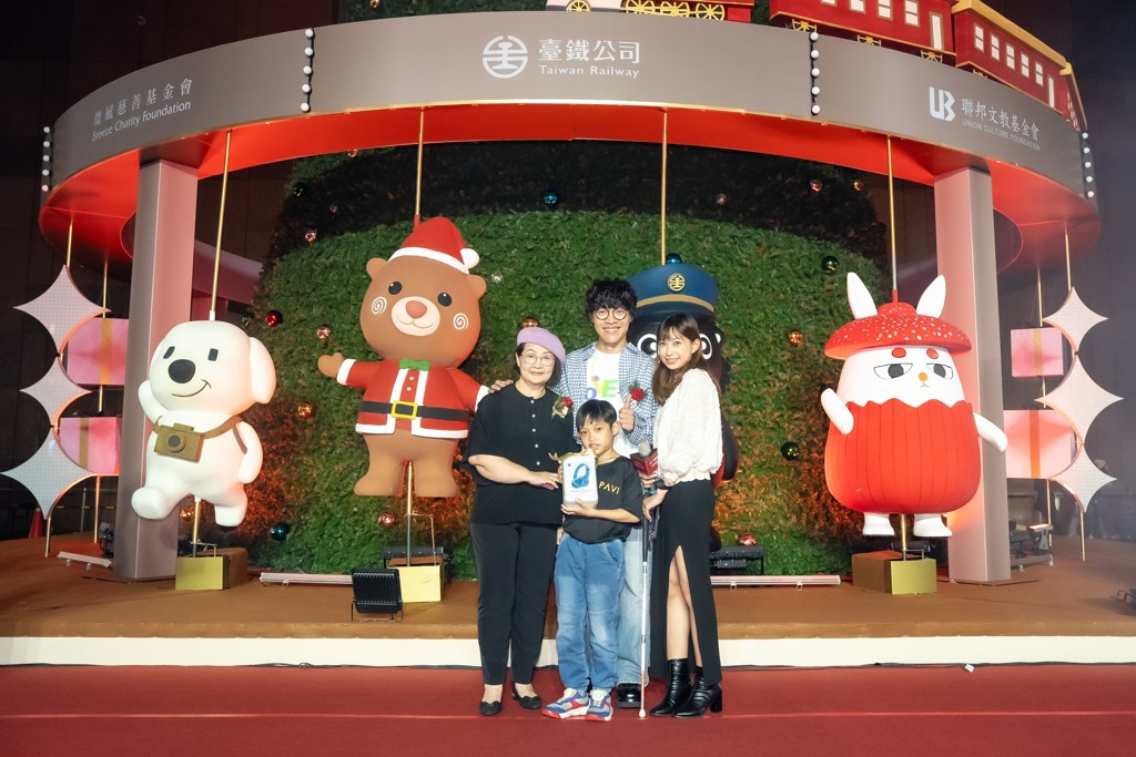 室內最高聖誕樹在這 微風點亮台北車站 盧廣仲、4大IP齊聚傳愛
