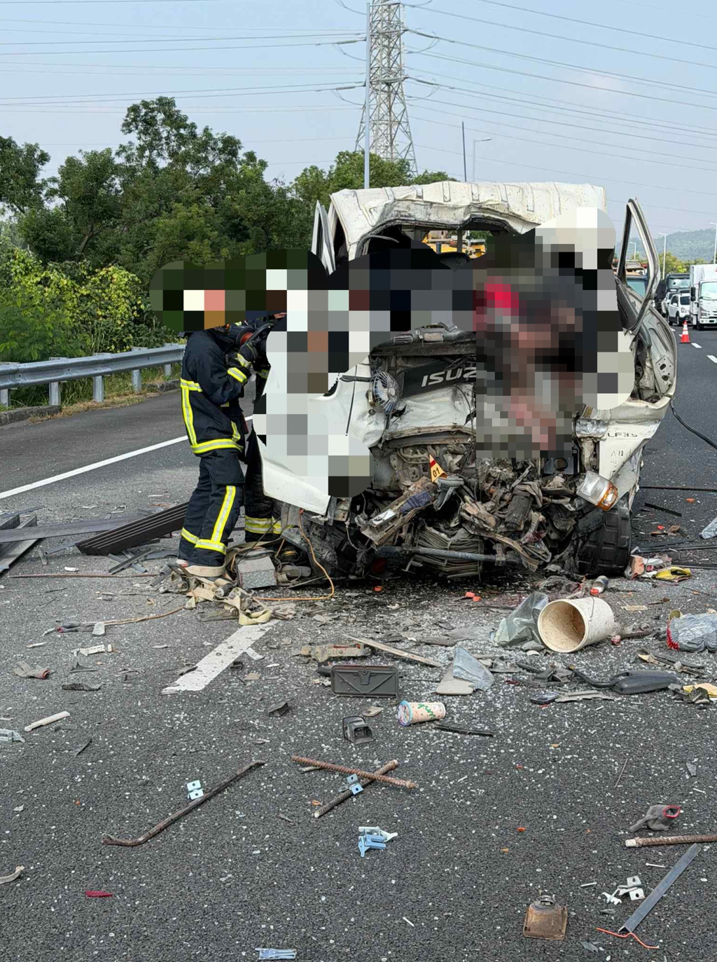 駕駛垂掛在車頭。(翻攝爆料公社公開版)
