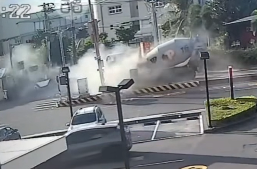 特斯拉導彈式飛撞1死7傷!父卡車內亡 雙胞胎兒女:今天媽媽生日