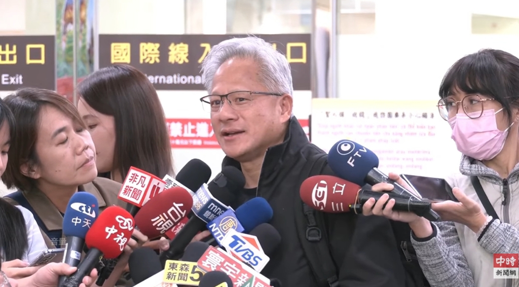 影》黃仁勳來了！專機降落台南 現場畫面曝光