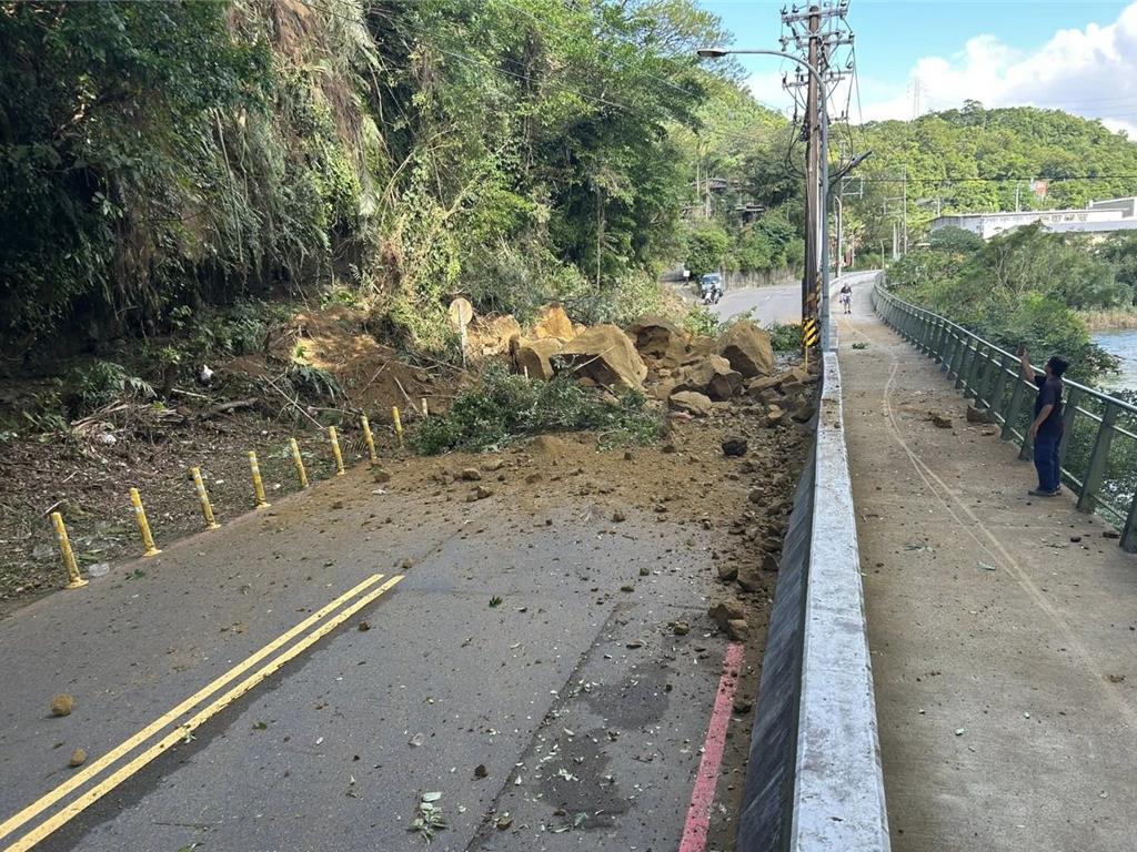 基隆暖暖興隆街土石崩落 雙向交通中斷