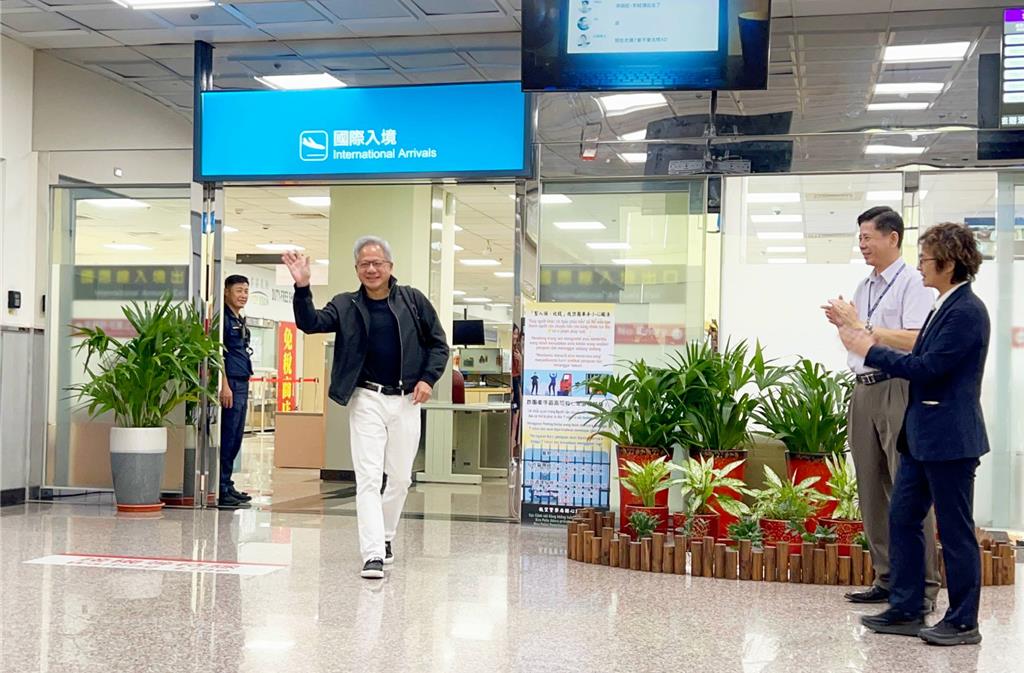 飛抵台南機場粉絲爆棚 黃仁勳人氣超旺 百公尺走了20分鐘