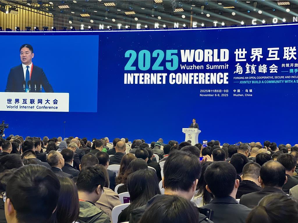 機器人送貨到家！劉強東：明年將建全球首座全無人配送站