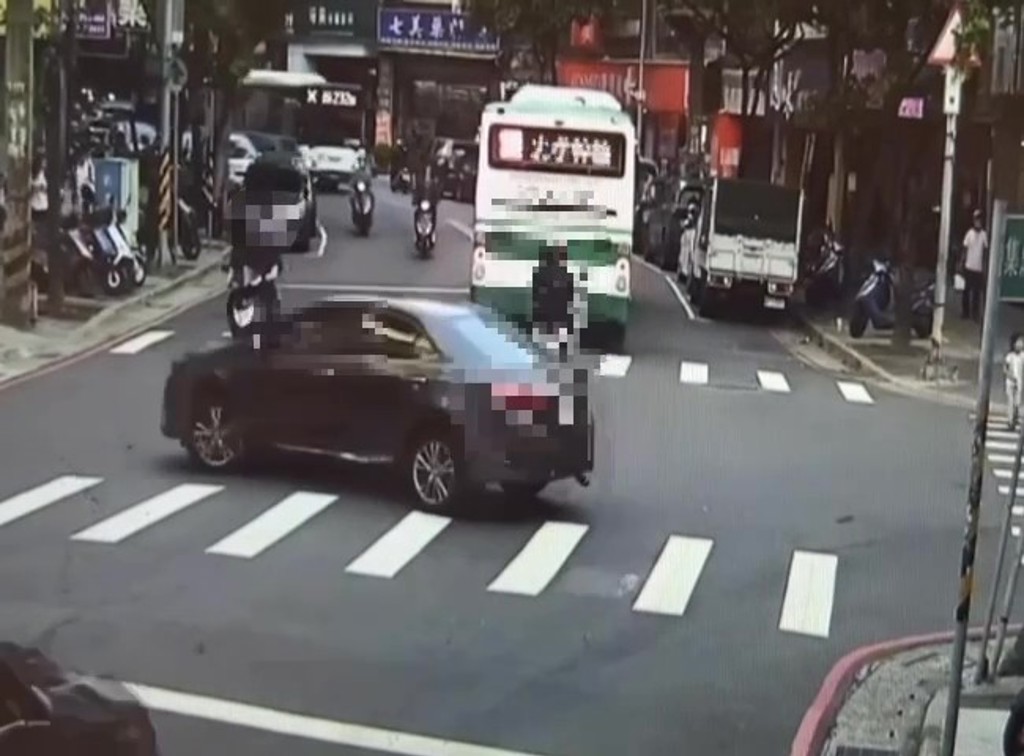 迴轉不讓直行？新北三重路口汽機車對撞 驚險瞬間曝光