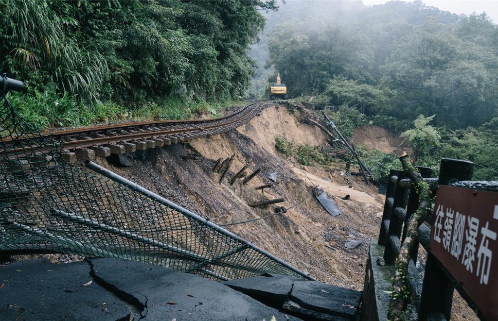 台鐵平溪線搶修 瑞芳=菁桐停駛改客運接駁