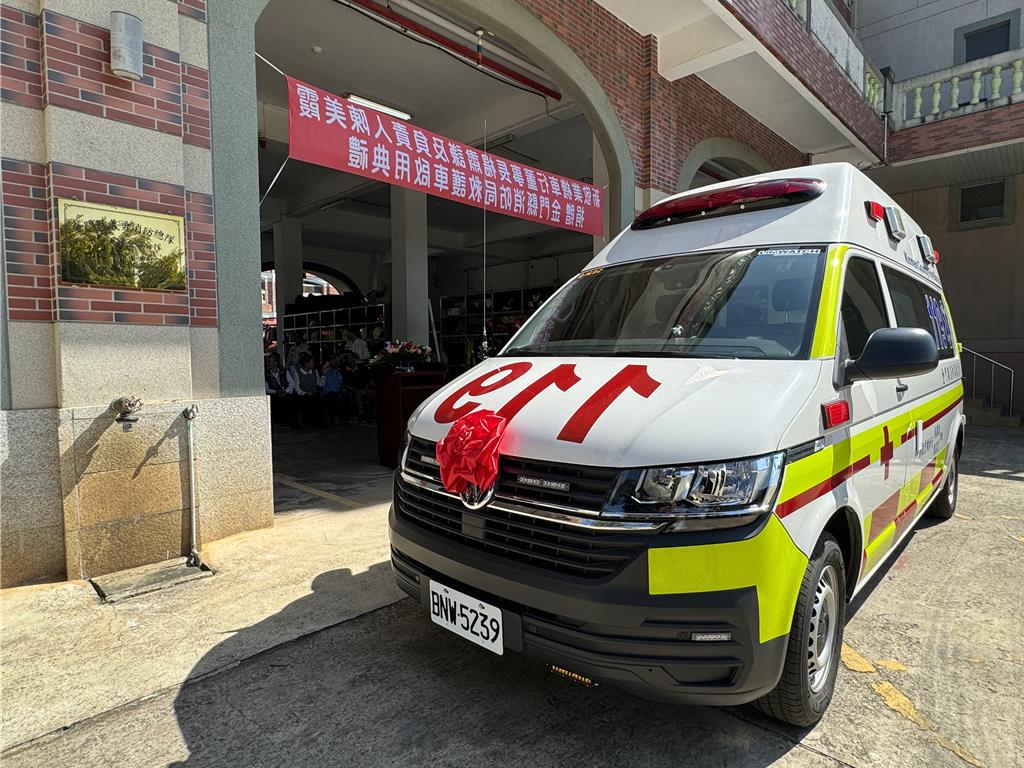 金門消防救護量能再添生力軍 獲捐首輛高頂救護車今啟用