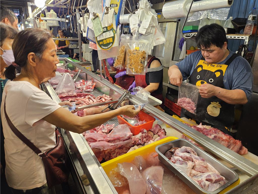 豬肉禁令今解封!黃昏市場肉攤搶拍「生意火爆」 老闆估下周會降價