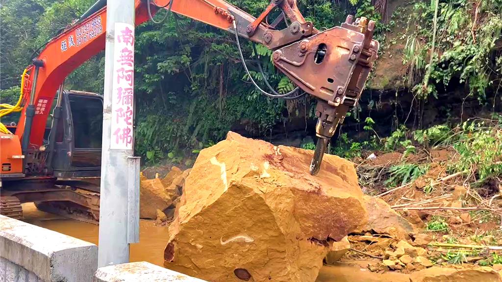 影》50噸巨石中斷暖暖交通 基隆興隆街封閉 替代道路出爐
