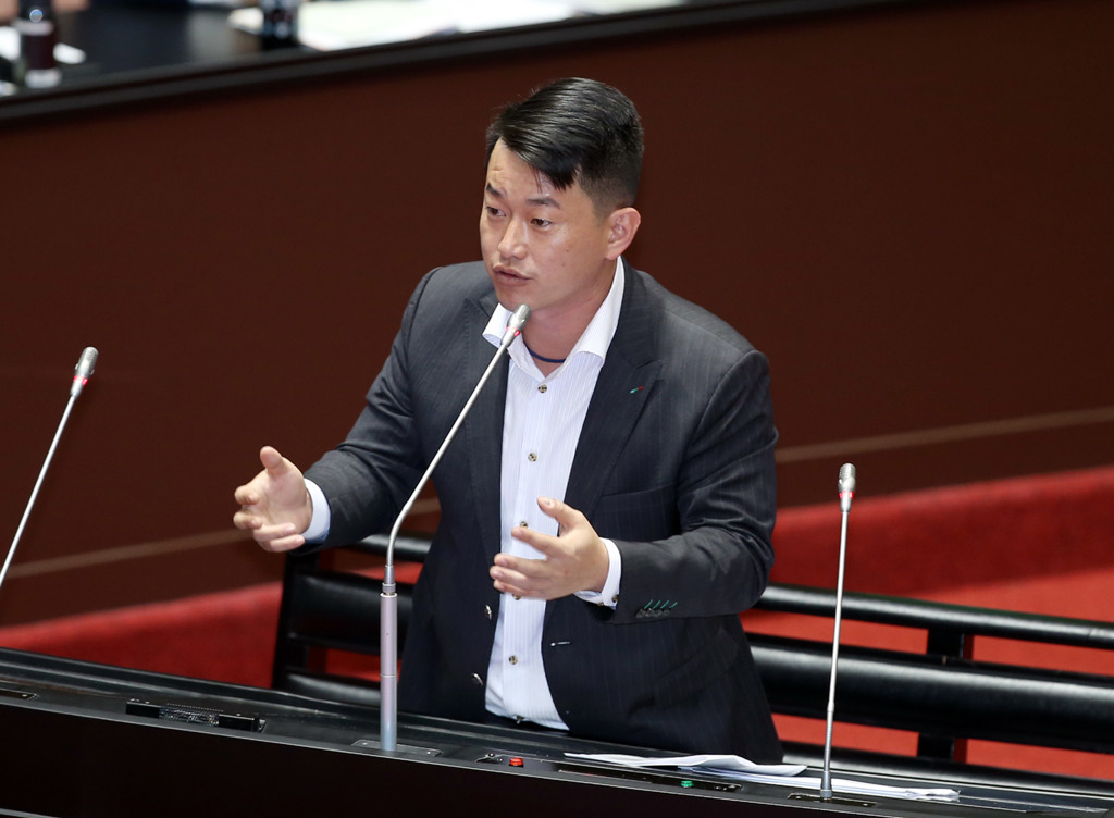 陳柏惟嗆「認祖歸宗是落後國家行為」  被揭曾赴金門祭拜宗祠