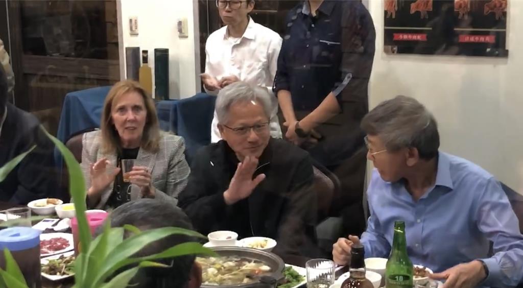 黃仁勳快閃不忘大啖牛肉爐 現身永康名店 粉絲搶合影簽名