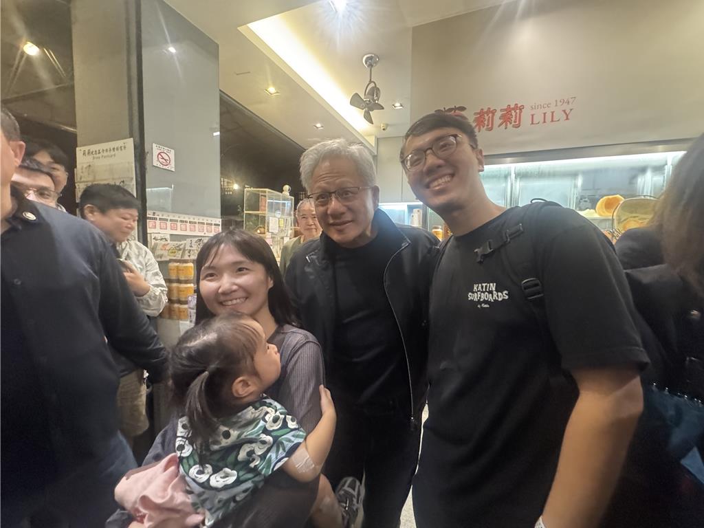 黃仁勳懂吃!衝台南「莉莉水果店」買冰 粉絲搶拍超驚喜