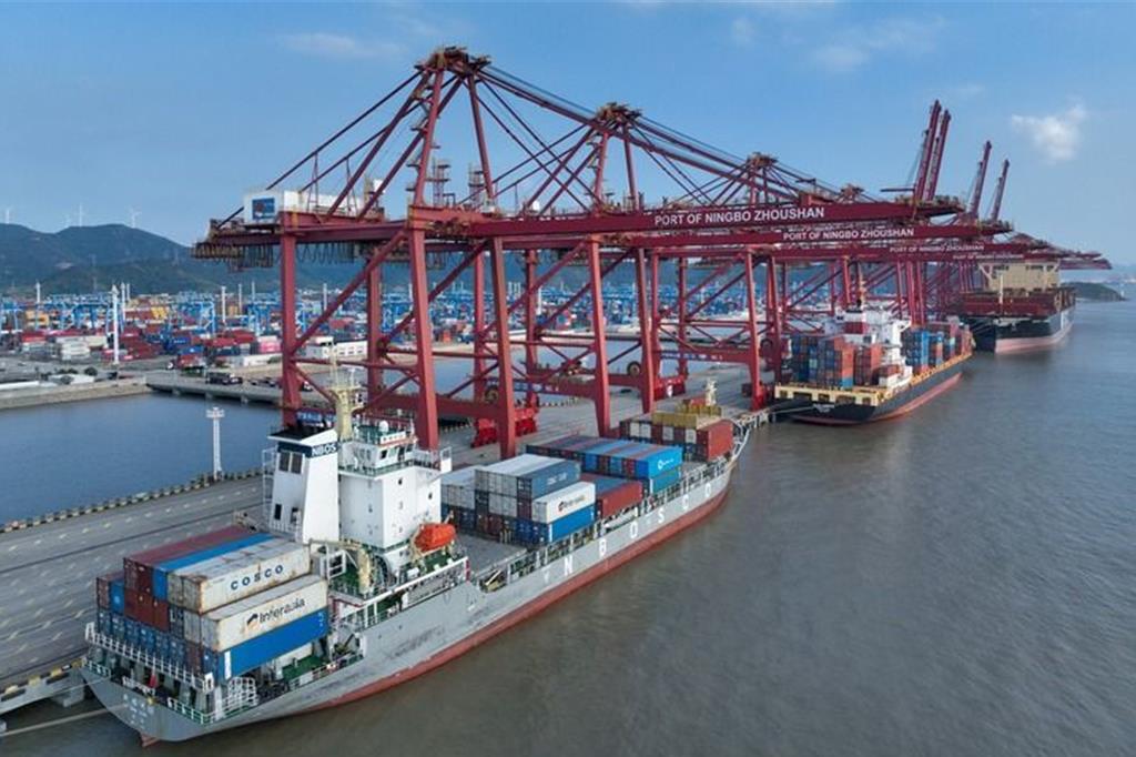 陸學者解讀前10個月外貿進出口數據 態勢穩、韌性強