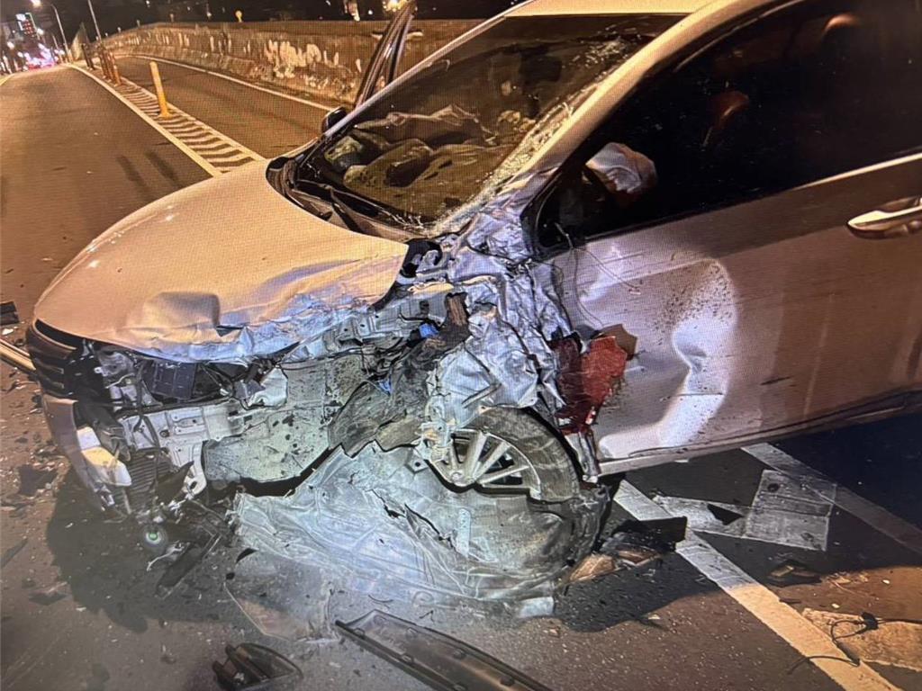 8日凌晨12時58分許，22歲徐男駕駛自小客車行經桃園市平鎮區中豐陸橋時因不明原因偏離車道，宛如搜集金幣般，先是撞一旁擊固定式導桿，再對猛烈撞擊對向51歲陳男駕駛的自小客車，因撞擊力道大，2車半邊車頭幾乎全毀。(翻攝照片)