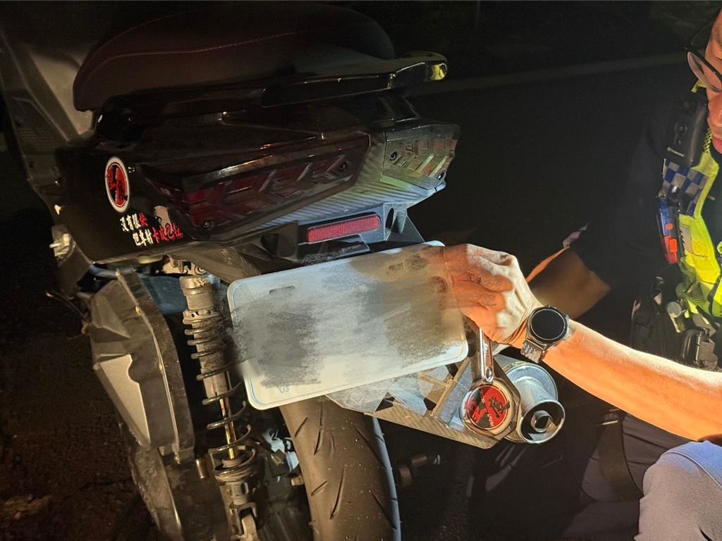 淡水騎士改裝遭扣牌  掛假牌繼續趴趴走  警AI比對當場逮人