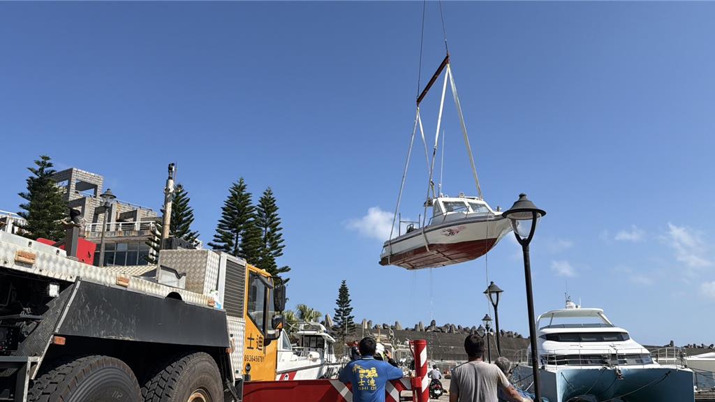 鳳凰來襲！基隆碧砂漁港防颱 27艘遊艇緊急吊掛上岸