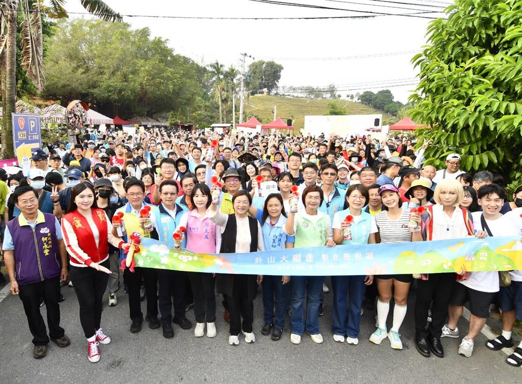 千人參與花壇大嶺巷步道健行 6位彰化縣長人選意外同台