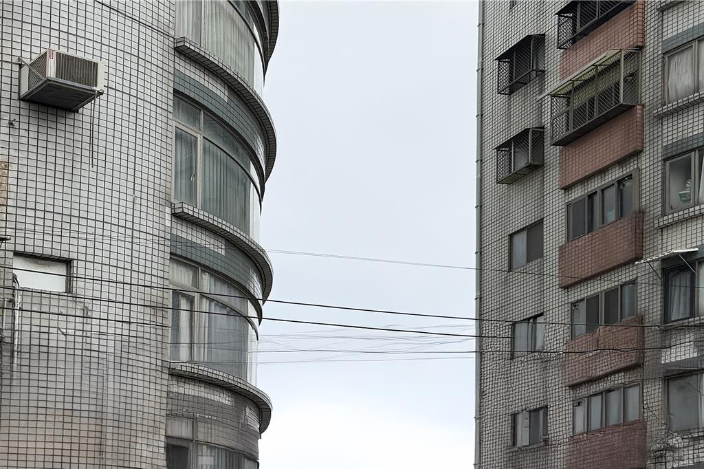 磁磚鬆脫、招牌搖晃快檢修 苗縣府提醒未維護最高罰30萬