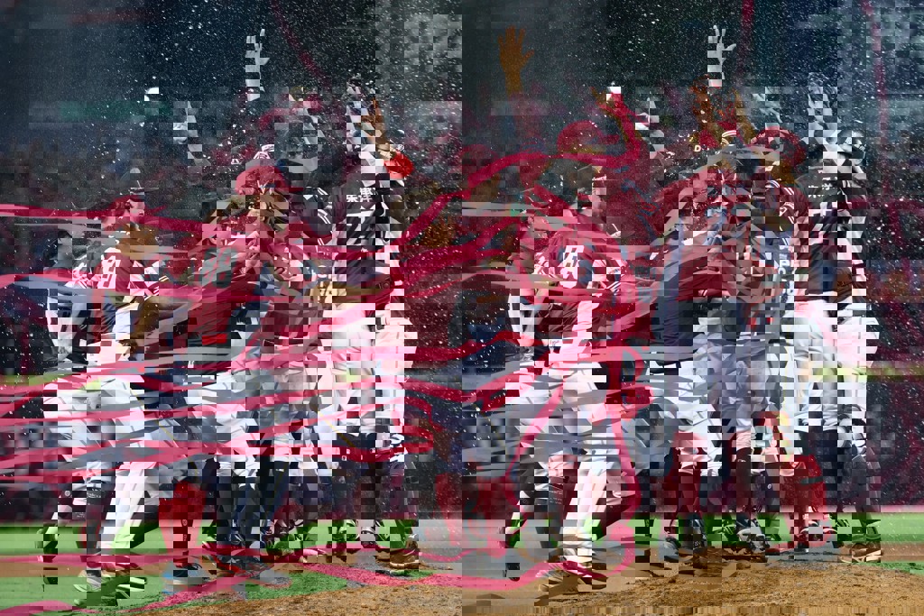 關鍵勝利有「雙媽會」應援 樂天桃猿奪冠至慈護宮還願