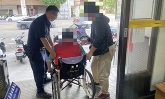獨坐輪椅街頭尋妻卻迷路 暖警現身助阿北全家鬆口氣