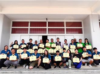 台南永康青商跨國合作築夢 贈文具禮盒給弱勢童