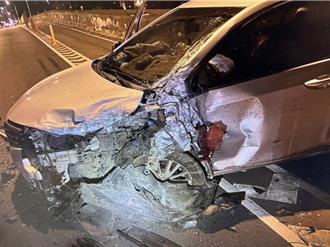 22岁男开到睡着？  驾车撞击固定式导杆再撞1车