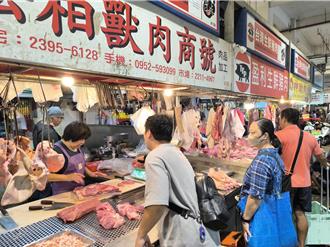 台中建國市場豬肉攤買氣爆棚 業者凌晨備戰 進貨量翻倍
