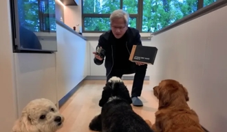 「狗奴」CEO！黃仁勳喊「3毛孩在家等我」愛犬爆笑互動影片曝光