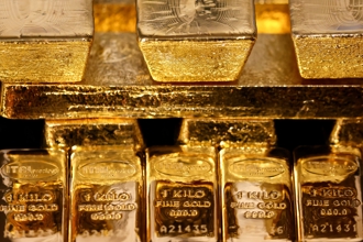 金條藏後院20年沒人知？　他想蓋泳池一鏟挖出價值2千多萬寶藏