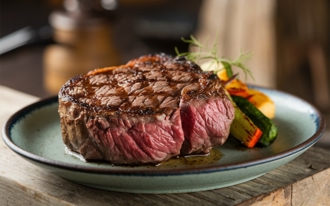 爐烤牛疑太生！情侶餐後狂拉6次吐7次 衛生局開查