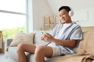 70歲翁聽音樂「腦袋變靈光」 研究揭失智風險降4成