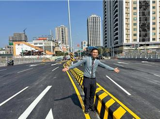 當完8年台南市議員   32歲沈震東交棒弟弟當兵去