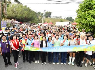 千人參與花壇大嶺巷步道健行 6位彰化縣長人選意外同台
