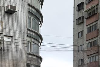 磁磚鬆脫、招牌搖晃快檢修 苗縣府提醒未維護最高罰30萬