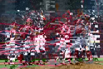 關鍵勝利有「雙媽會」應援 樂天桃猿奪冠至慈護宮還願