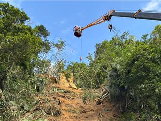 基隆暖暖边坡坍塌清160吨土方 持续封路至凤凰颱风后