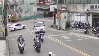 散落豆腐害3机车滑倒 警开罚小货车驾驶