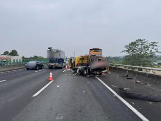 国道惊悚撞击！联结车「推撞2工程车」　1驾驶受伤送医