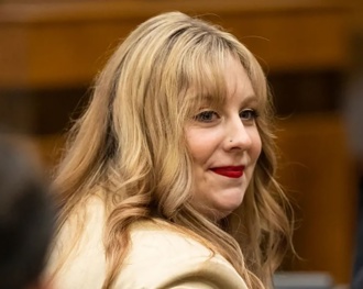 美女老師遭6歲學生開槍「命中胸口」　獲3億賠償