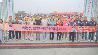 北港馬祖盃全國馬拉松8日萬人起跑 跑者鑽轎腳祈福
