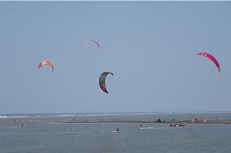 国际衝浪好手齐聚云林 风筝衝浪公开赛掀追风热潮