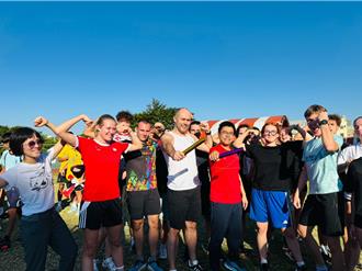 龍津高中24周年校慶迎波蘭姊妹校 師生接力賽展現運動家精神