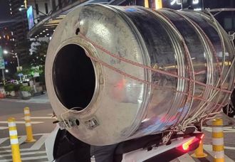 台灣騎士無極限！載「巨水塔桶」上路 大到不見他身影