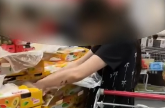 台灣這種人超多？美式賣場挑奇異果 女狂捏一箱都沒買